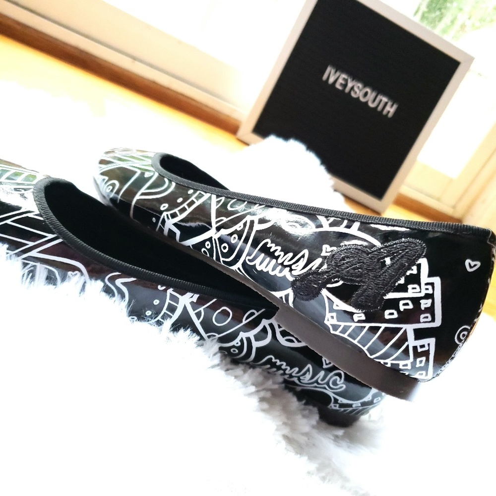Acrylicana Music Design Flats *new without tags*